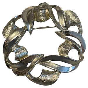 Vintage Kramer Copy Right Silver Tone Round Ribbon Swirl Texturized Brooch Pin